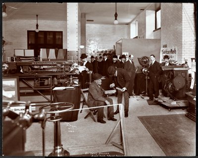 Hommes à une exposition de dispositifs de sécurité à l